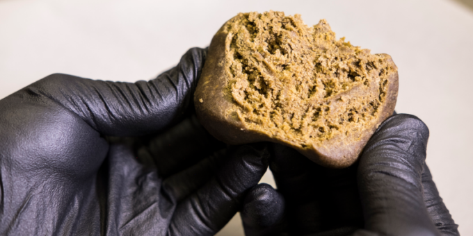 Nascondeva nella calza oltre 3 grammi di hashish, 20enne nei guai