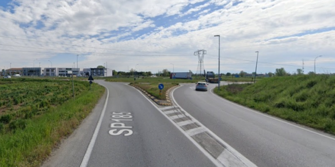 Scontro tra due vetture sulla provinciale, con a bordo tre bambini dai 2 ai 5 anni