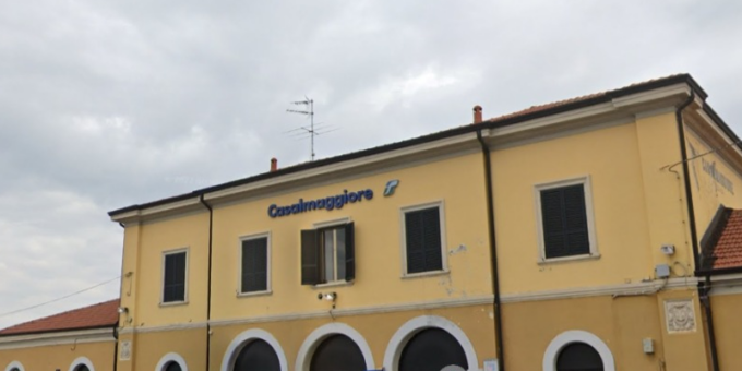 Sale sul treno ubriaco e senza biglietto, ferma la partenza e insulta il capotreno