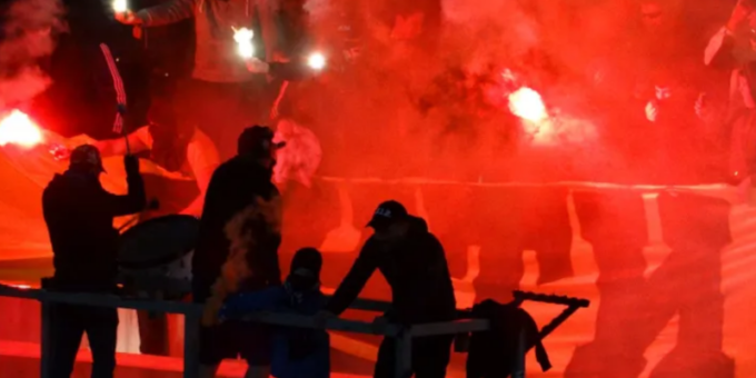 Tifoseria violenta, fumogeni in campo e seggiolini sradicati