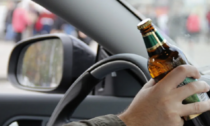Si mette alla guida ubriaco e con la patente sospesa: 28enne nei guai
