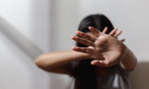 "Chiedeva pietà, ma non si sono fermati": la testimonianza della madre al processo per violenza sulla figlia 16enne