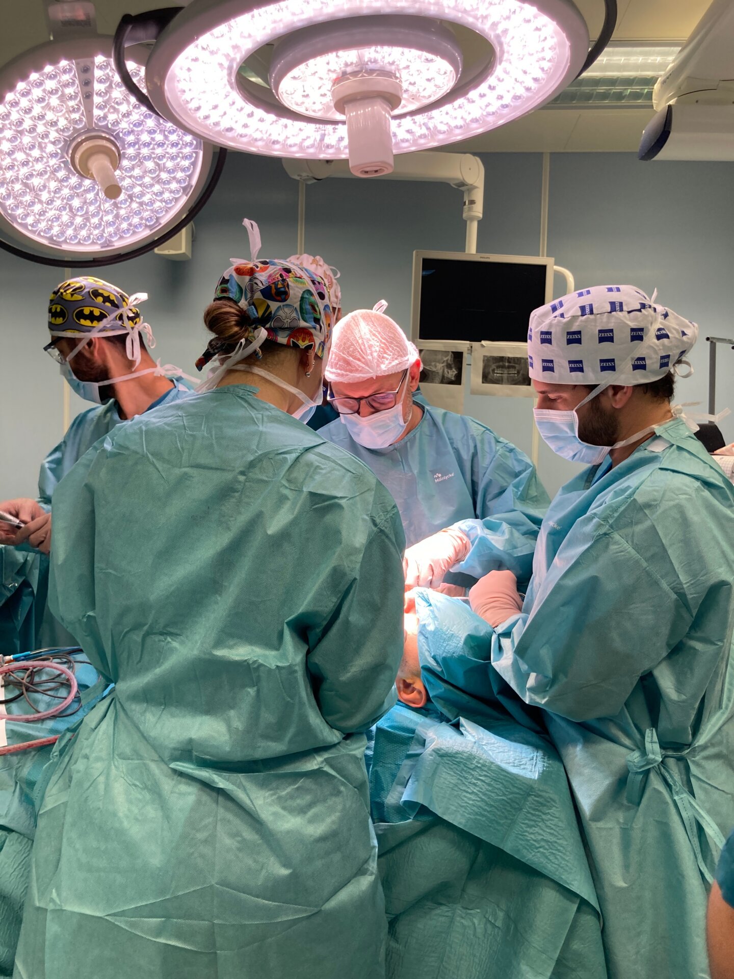 Un momento durante l'innovativo intervento all'ospedale di Cremona