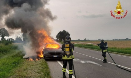 Auto in fiamme sulla Castelleonese, intervengono i Vigili del Fuoco