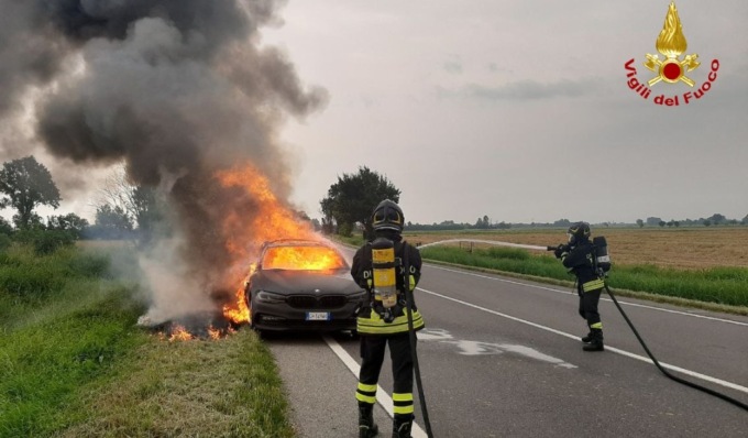 Auto in fiamme sulla Castelleonese, intervengono i Vigili del Fuoco