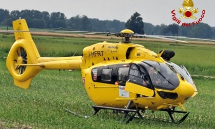 Cade da uno scaffale che poi gli piomba addosso, operaio 58enne in ospedale in elisoccorso