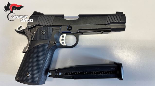 Minaccia i dipendenti con una pistola a gas, poi tenta la fuga dopo il furto