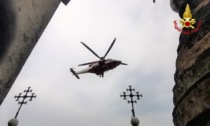 Il video dello spettacolare intervento dei Vvf sul campanile del Duomo di Crema per salvare un 59enne colto da malore