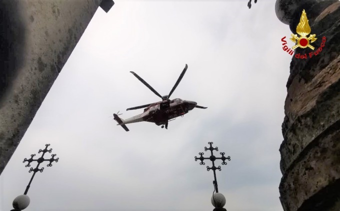 Il video dello spettacolare intervento dei Vvf sul campanile del Duomo di Crema per salvare un 59enne colto da malore