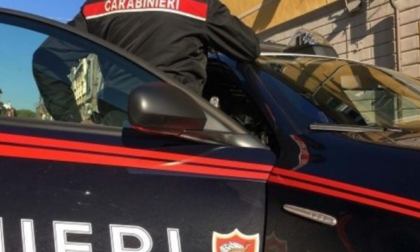 Alla vista dei Carabinieri butta lo spinello con l'hashish, 20enne nei guai