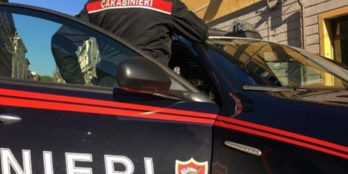 Alla vista dei Carabinieri butta lo spinello con l’hashish, 20enne nei guai