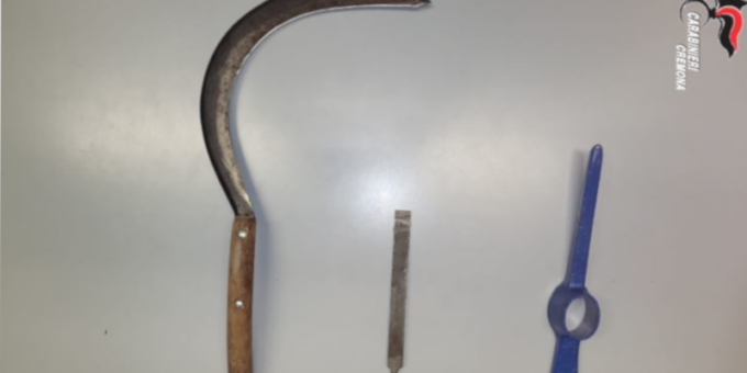 Per strada con un falcetto e un piccone senza manico, 25enne ne affilava la lama