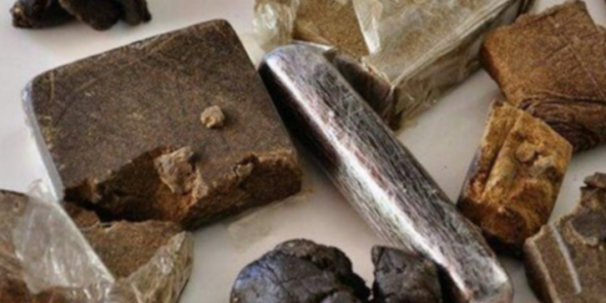 24enne evade dai domiciliari per incontrare il coetaneo con la droga