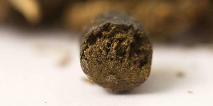 Nascondeva l’hashish nel pacchetto delle sigarette, fermato e segnalato 18enne