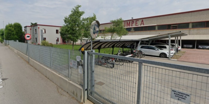 Incidente sul lavoro, si taglia il braccio con una lamiera: 19enne ferito