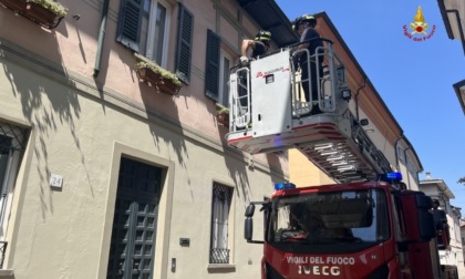 Tegole pericolanti dal palazzo, i passanti lanciano l'allarme