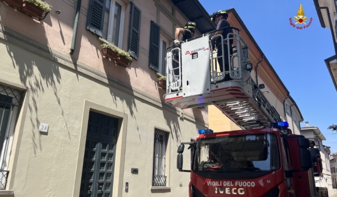 Tegole pericolanti dal palazzo, i passanti lanciano l’allarme