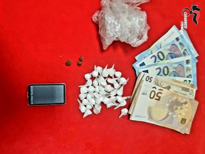 Stupefacenti nascosti nel calzino e in casa: finisce nei guai un 27enne
