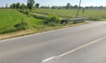 Si scontra contro un trattore e finisce fuori strada schiantandosi contro il guardrail