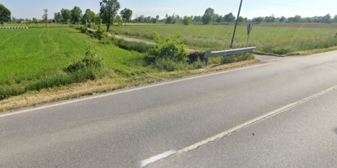 Si scontra contro un trattore e finisce fuori strada schiantandosi contro il guardrail
