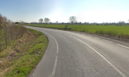 Si schianta contro il guard rail e finisce in un fosso sotto la carreggiata, due i feriti