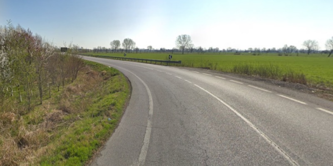 Si schianta contro il guard rail e finisce in un fosso sotto la carreggiata, due i feriti
