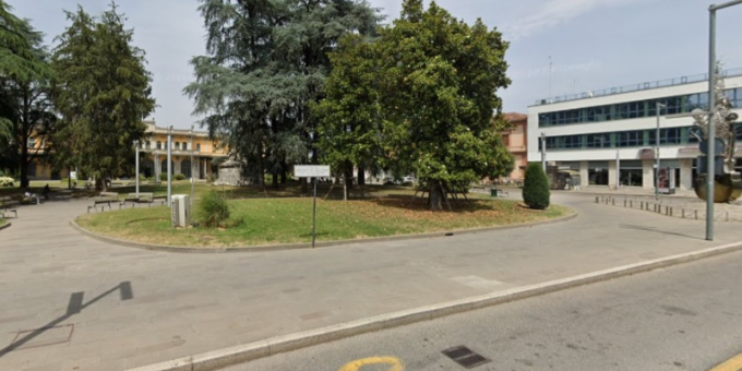Aggrediscono un 18enne nella notte, poi si danno alla fuga