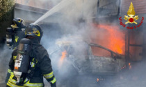 Auto prende fuoco, le fiamme intaccano anche un garage e un balcone