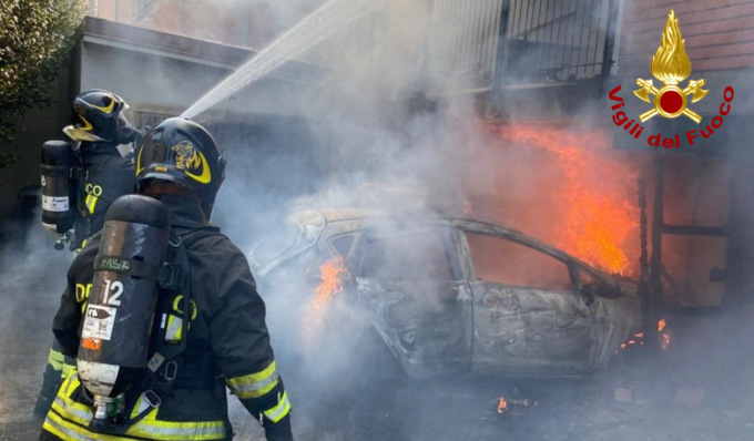 Auto prende fuoco, le fiamme intaccano anche un garage e un balcone
