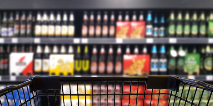 Nasconde la birra nello zaino della figlia, tenta la fuga senza pagare