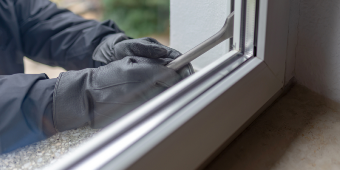 Si intrufola in garage e ruba generi alimentari dal frigo, identificato il responsabile