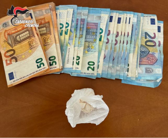 Nascondeva 11 grammi di cocaina e 900 euro, 33enne denunciato per spaccio