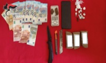 Consegna la droga in monopattino, arrestato pusher 28enne trovato con cocaina e hahish