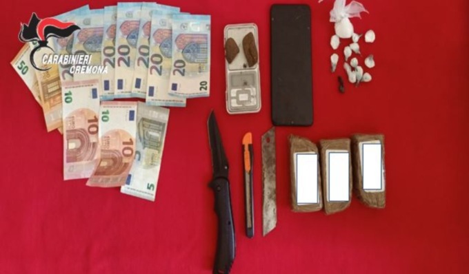 Consegna la droga in monopattino, arrestato pusher 28enne trovato con cocaina e hahish
