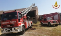 Incendio in cascina: a fuoco pannelli fotovoltaici, un generatore e sterpaglie