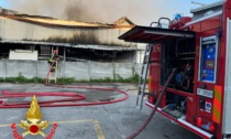 Incendio devastante a Monte Cremasco, capannone distrutto dalle fiamme