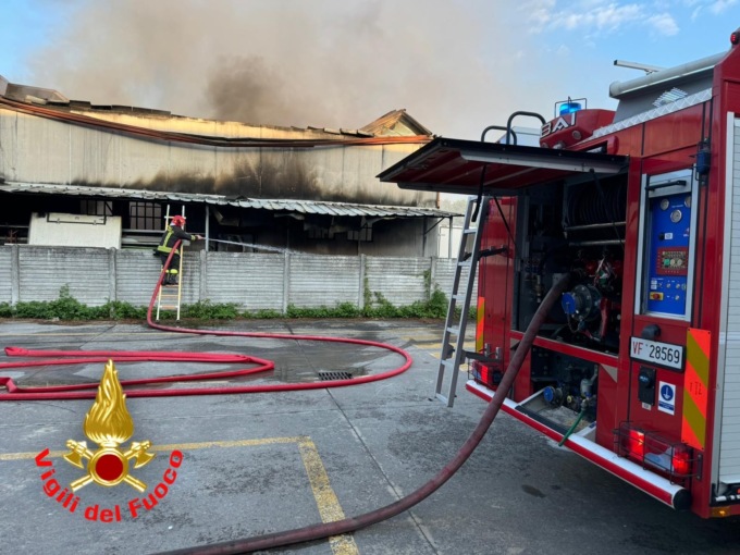 Incendio devastante a Monte Cremasco, capannone distrutto dalle fiamme