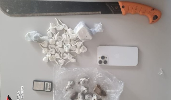 Sorpresi a spacciare nelle campagne fuggono abbandonando droga e un machete
