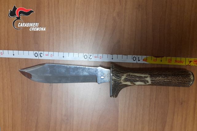 Scoppia la lite in un bar, sequestrato un pugnale di 34 centimetri
