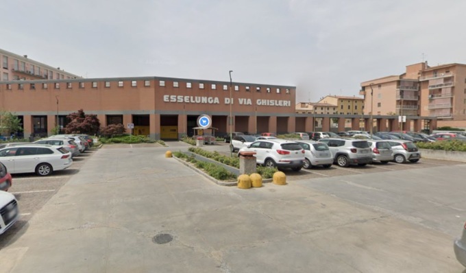 Tenta il furto all’Esselunga, ladro seriale arrestato dopo aver aggredito l’addetto alla sicurezza