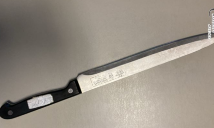 In giro con un coltello di 35 centimetri nel vano portaoggetti, 21enne nei guai