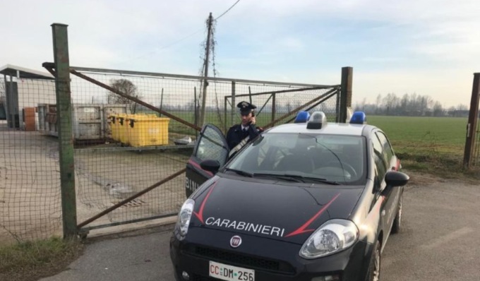 Fanno “shopping” all’isola ecologica: in auto trovati televisori, schermi per PC e batterie per ciclomotori