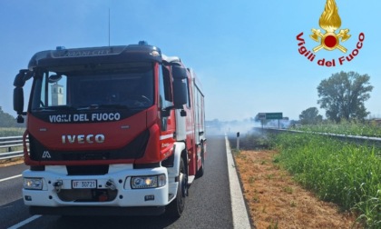 Incendio sterpaglie in A21, il fumo invade le corsie di marcia