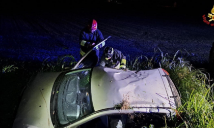 Perde il controllo dell'auto e si ribalta nel fosso, due i feriti