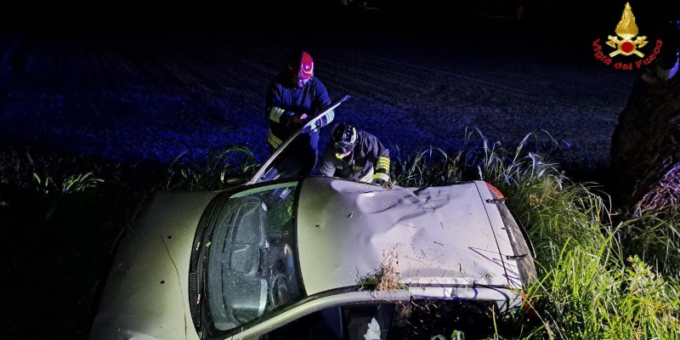 Perde il controllo dell’auto e si ribalta nel fosso, due i feriti