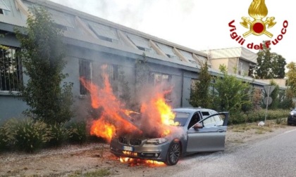 Fumo e fiamme dal cofano dell'auto durante la marcia, scoppia l'incendio