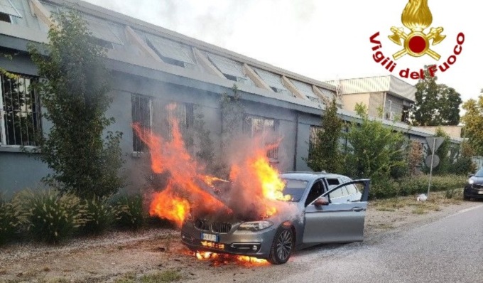 Fumo e fiamme dal cofano dell’auto durante la marcia, scoppia l’incendio
