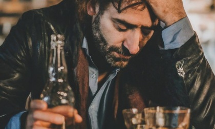 Ubriaco crea scompiglio all'interno di un bar, poi si scopre che non doveva essere in Italia