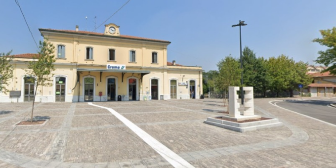 Atti vandalici nella stazione ferroviaria di Crema: terriccio sul pavimento, piante strappate