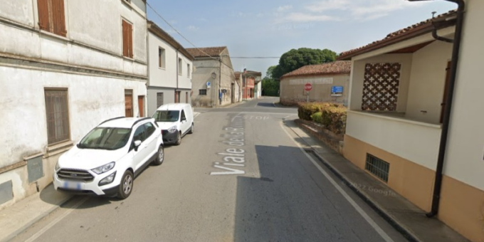 Incidente stradale, trattore si schianta contro un muro: conducente in Ospedale